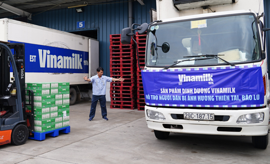 Vinamilk kịp thời hỗ trợ  550.000 sản phẩm thiết yếu cho người dân vùng bão lũ